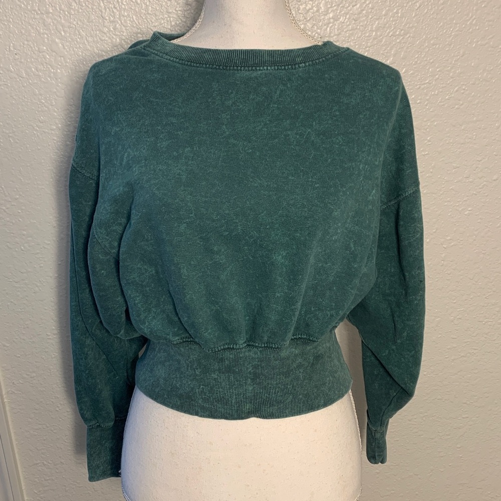 Be You women’s medium Green Cropped Sweatshirt